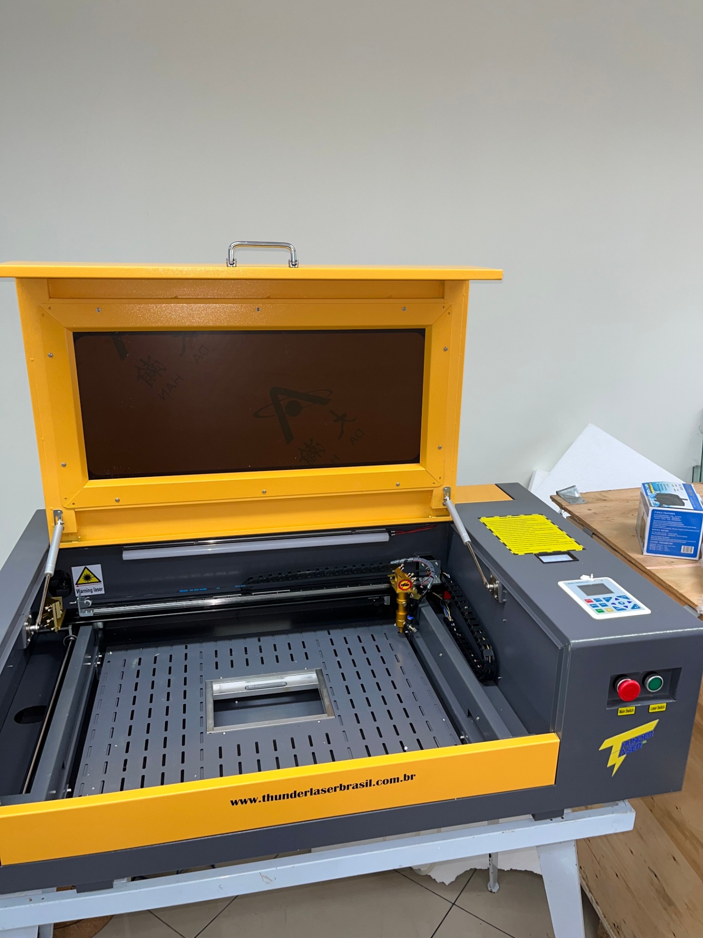 Máquina laser CO₂ compacta aberta